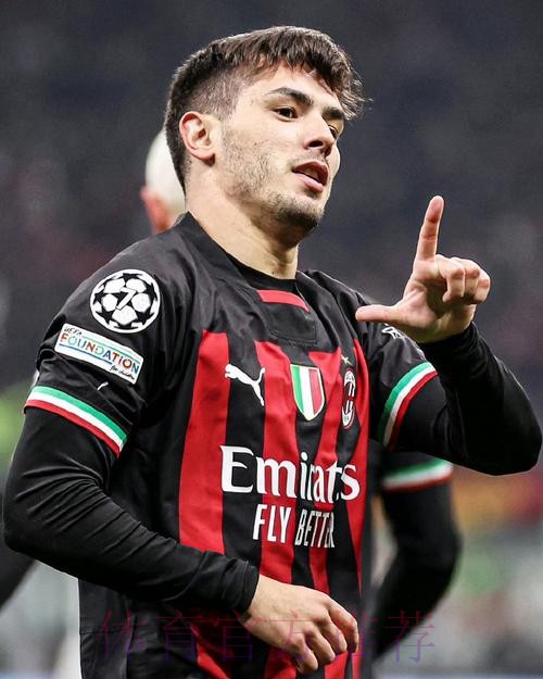 官方:AC米兰攻击手迪亚斯回归皇马 续约至2027年 官方:AC米兰攻击手迪亚斯回归皇马 续约至2027年